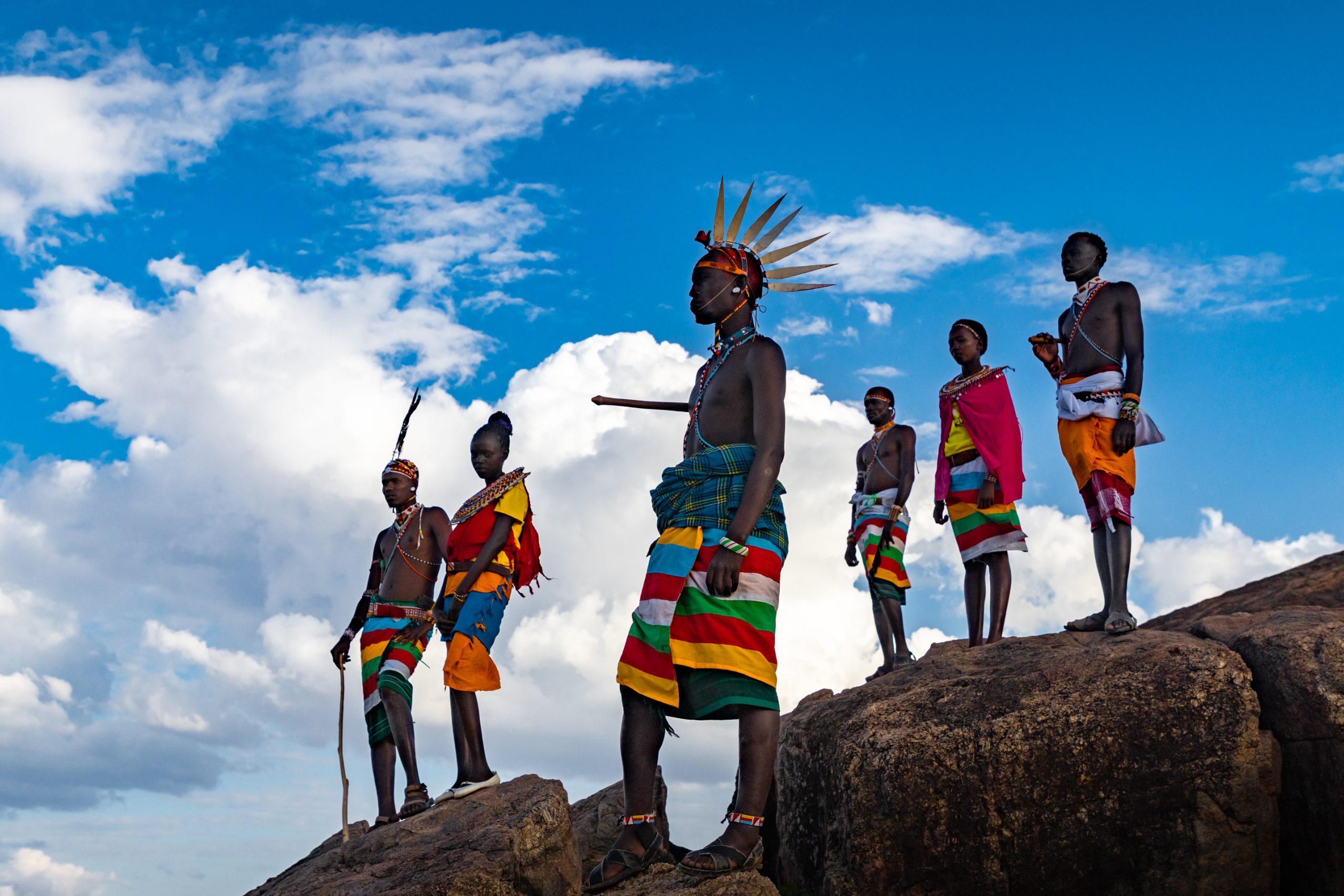 Groupe de Masai au Kenya avec tenues colorées