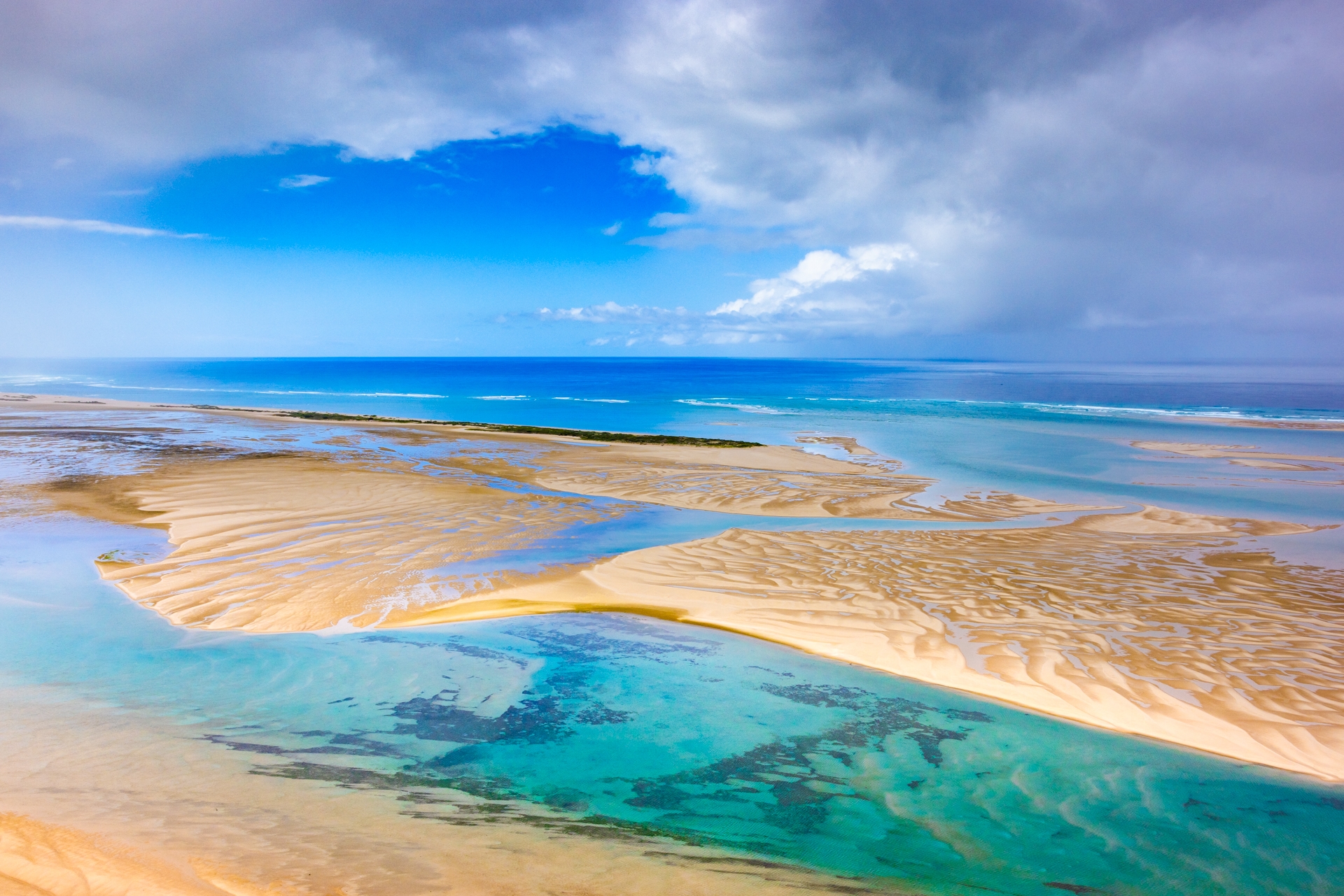 Plage de sable et mer au mozambique